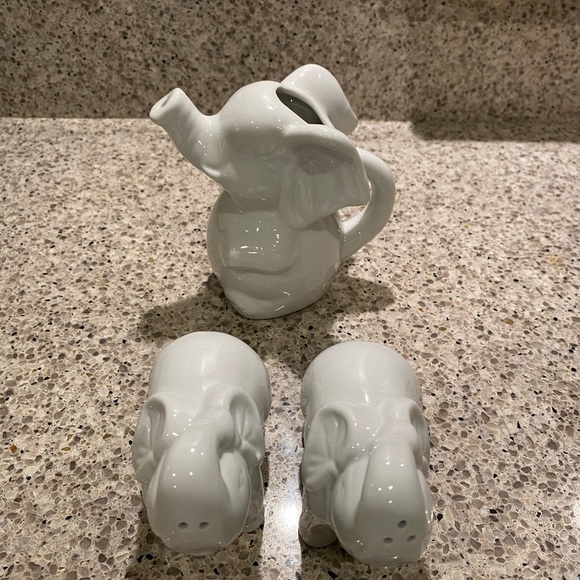 White pottery elephant salt/ pepper set with a elephant pitcher - Picture 2 of 6